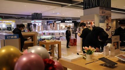 2021年全省社會消費品零售總額增速躍居全國第15位，創2012年以來最佳位次，體育用品及器材零售表現突出